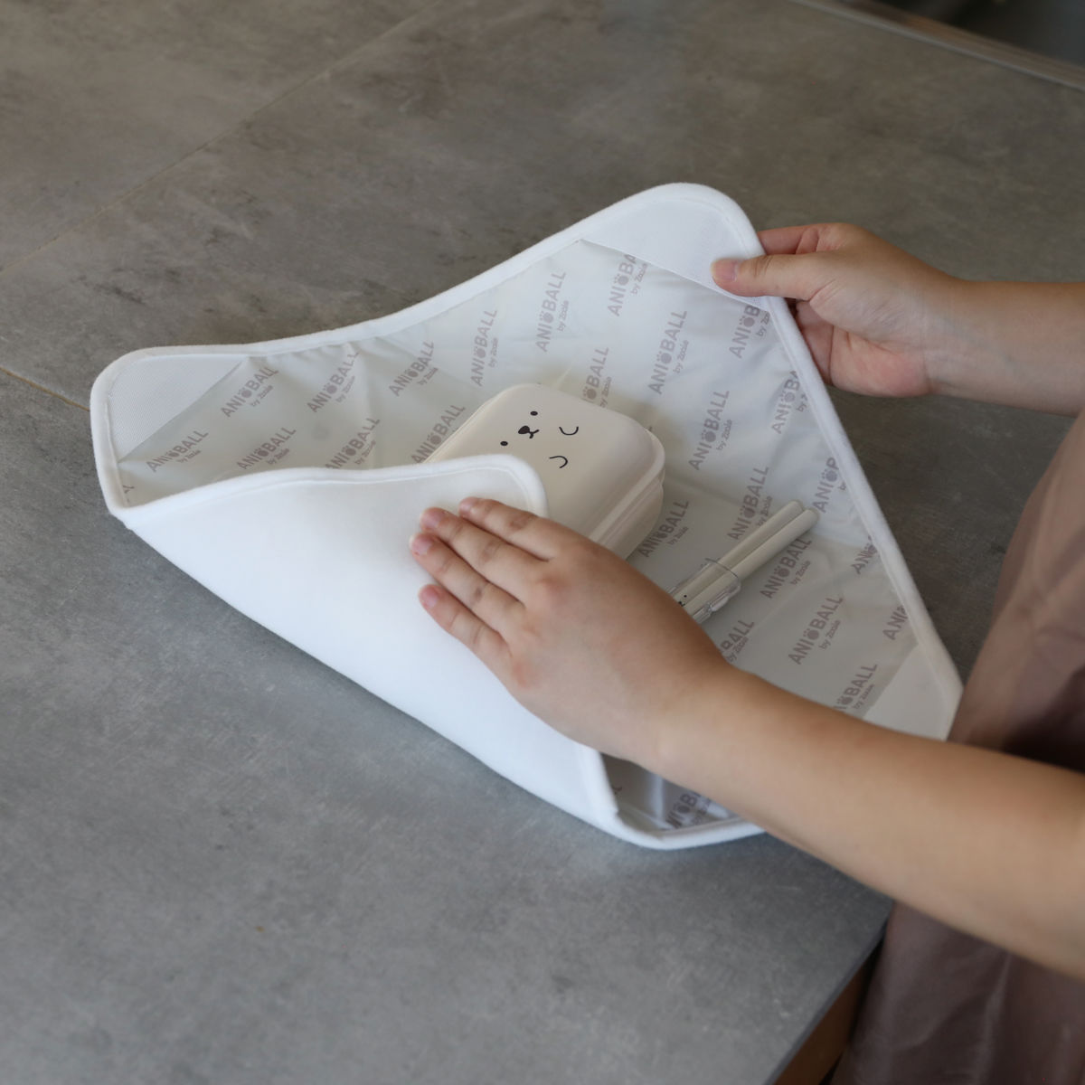 ランチクロス アニボール ランチラッパー ひっつく ( 保冷 お弁当包み ランチョンマット ランチマット かわいい 風呂敷 大判 お弁当箱入れ 弁当箱 弁当 ランチボックス ケース 包み 風呂敷型 正方形 ) 【シロクマ】 シロクマ