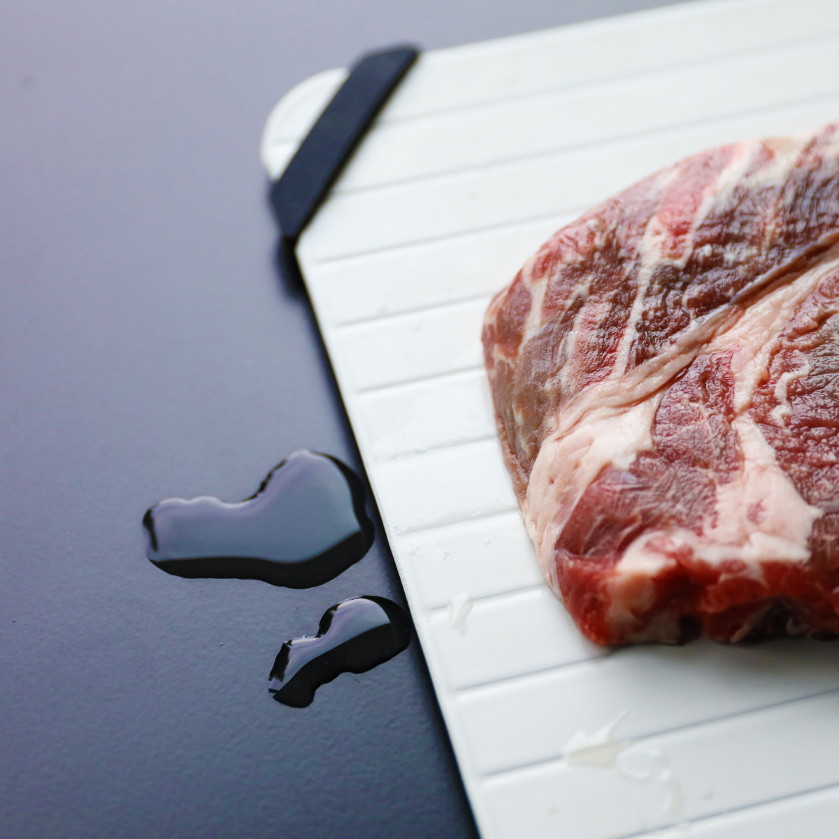 解凍プレート M アルミ製 atomico バンド付き ( アトミコ 解凍板 解凍ツール 急速解凍 自然解凍 粗熱取り 食品解凍 解凍 肉 刺身 粗熱 弁当作り 省エネ エコ 時短 アルミニウム製 )