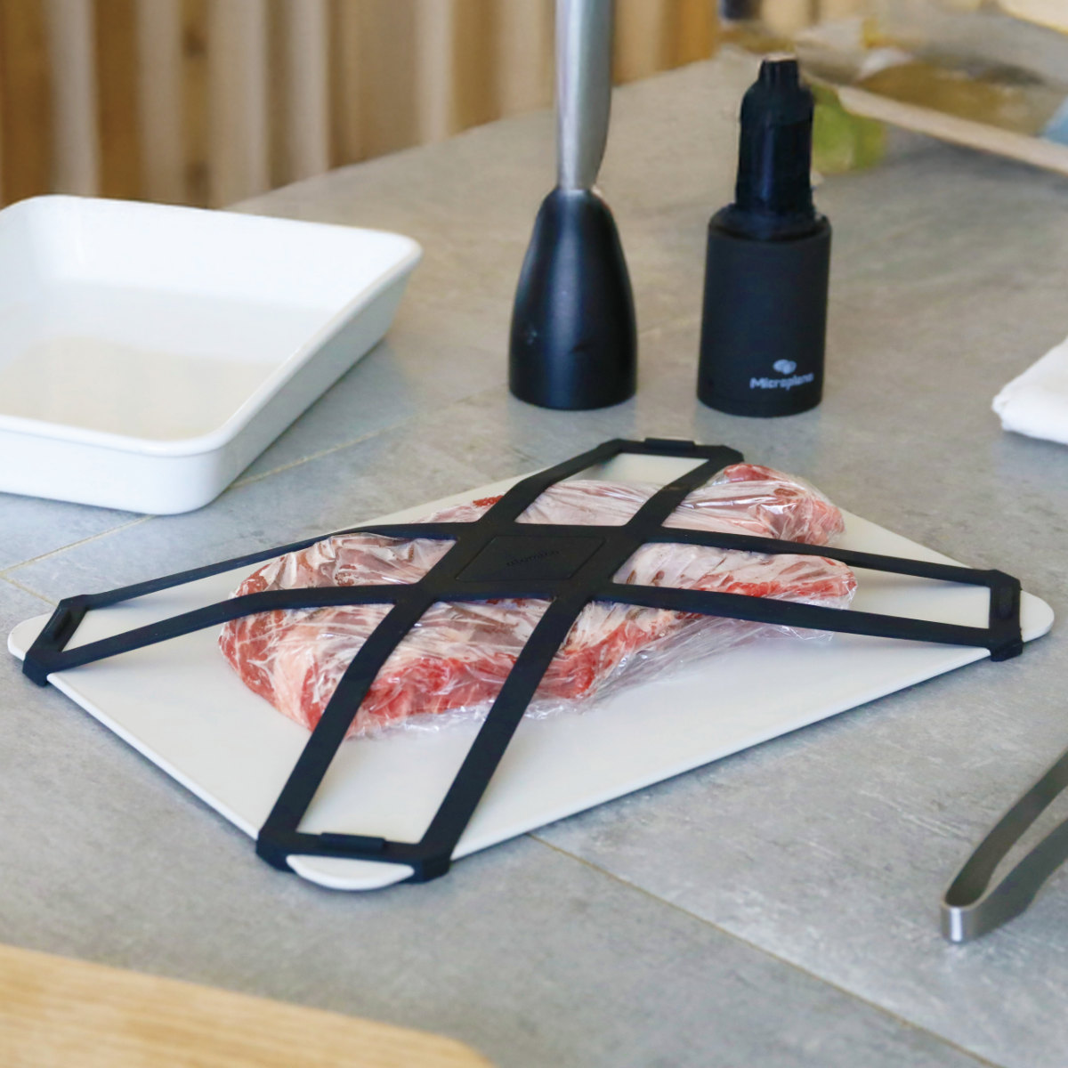 解凍プレート M アルミ製 atomico バンド付き ( アトミコ 解凍板 解凍ツール 急速解凍 自然解凍 粗熱取り 食品解凍 解凍 肉 刺身 粗熱 弁当作り 省エネ エコ 時短 アルミニウム製 )