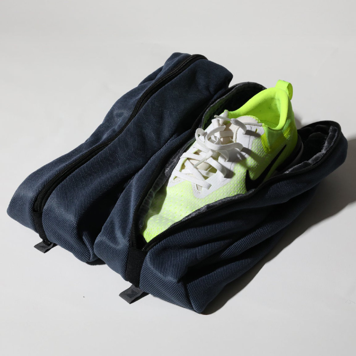 洗濯ネット 靴 靴を大切に洗える洗濯ネット （ シューズネット 洗濯 ネット シューズ 靴用 片足 型崩れ防止 洗濯機 縦型 ドラム式 ランドリーネット 上靴 上履き 外履き 運動靴 スニーカー 便利 時短 靴洗い ループ付き ）