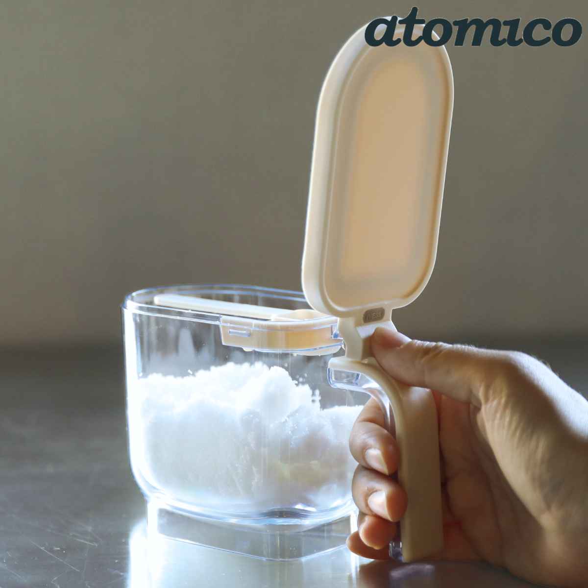 調味料入れ 調味料ポット atomico ワンタッチ開閉 （ 調味料ケース 保存容器 コンパクト キャニスター ワンタッチ 片手 保存 容器 プラスチック スプーン付き 塩 砂糖 小麦粉 調味料 詰め替え 軽量 ）