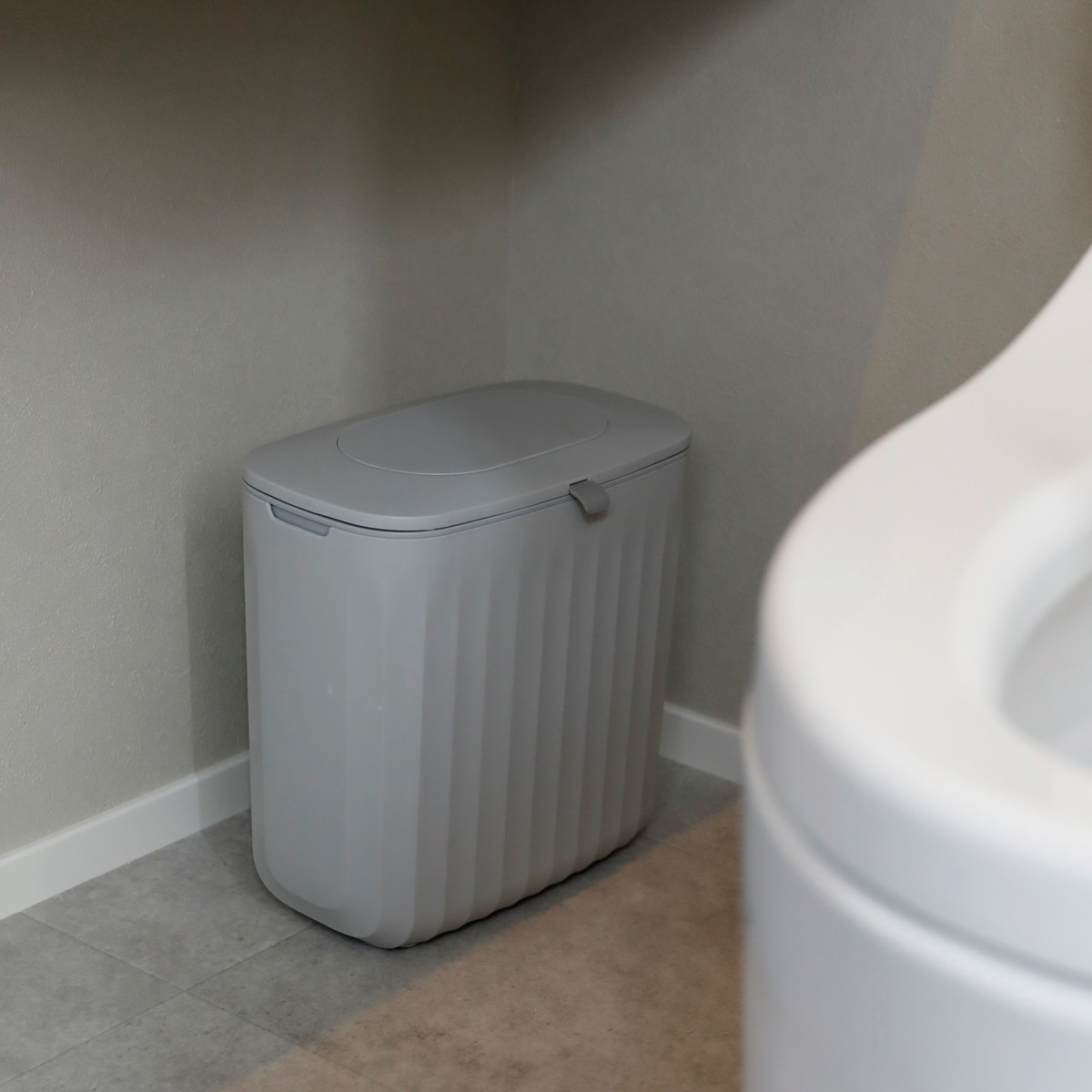 ゴミ箱 7L キッチンドアペール atomico ( 生ごみ 生ゴミ ごみばこ ごみ箱 ダストボックス コンパクト フタ付き シンク扉 キッチン扉 三角コーナー 小型 7リットル 壁掛け 床置き コンパクト キッチン 洗面所 )