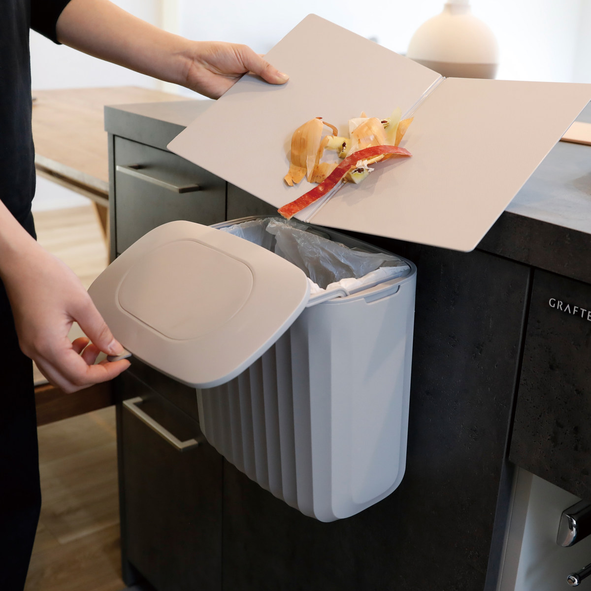 ゴミ箱 7L キッチンドアペール atomico ( 生ごみ 生ゴミ ごみばこ ごみ箱 ダストボックス コンパクト フタ付き シンク扉 キッチン扉 三角コーナー 小型 7リットル 壁掛け 床置き コンパクト キッチン 洗面所 )