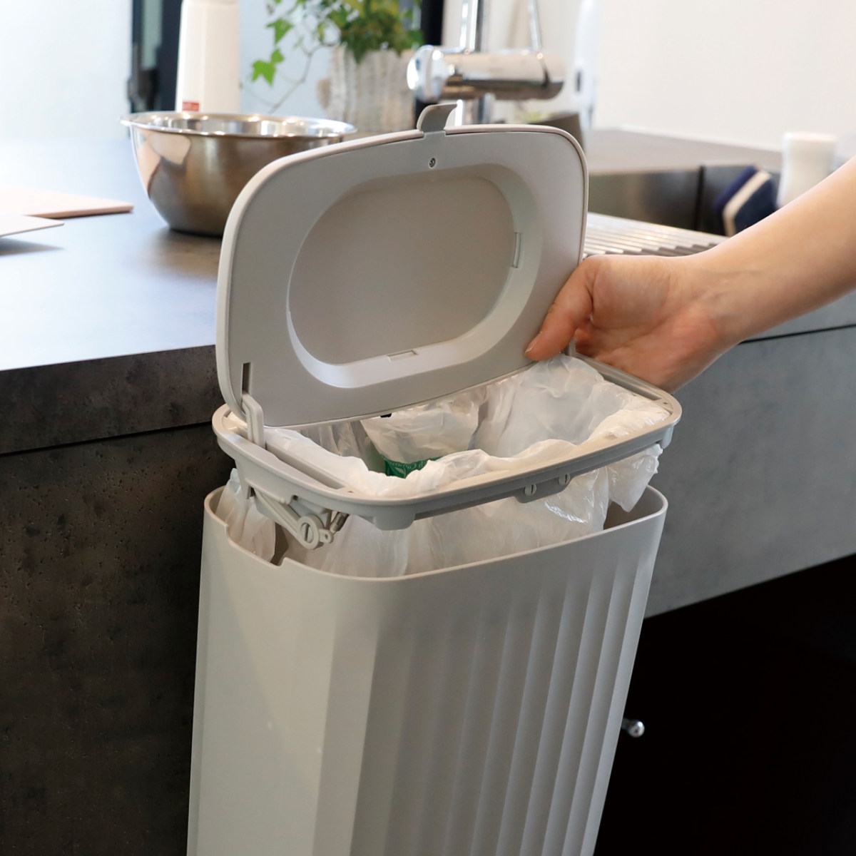 ゴミ箱 7L キッチンドアペール atomico ( 生ごみ 生ゴミ ごみばこ ごみ箱 ダストボックス コンパクト フタ付き シンク扉 キッチン扉 三角コーナー 小型 7リットル 壁掛け 床置き コンパクト キッチン 洗面所 )