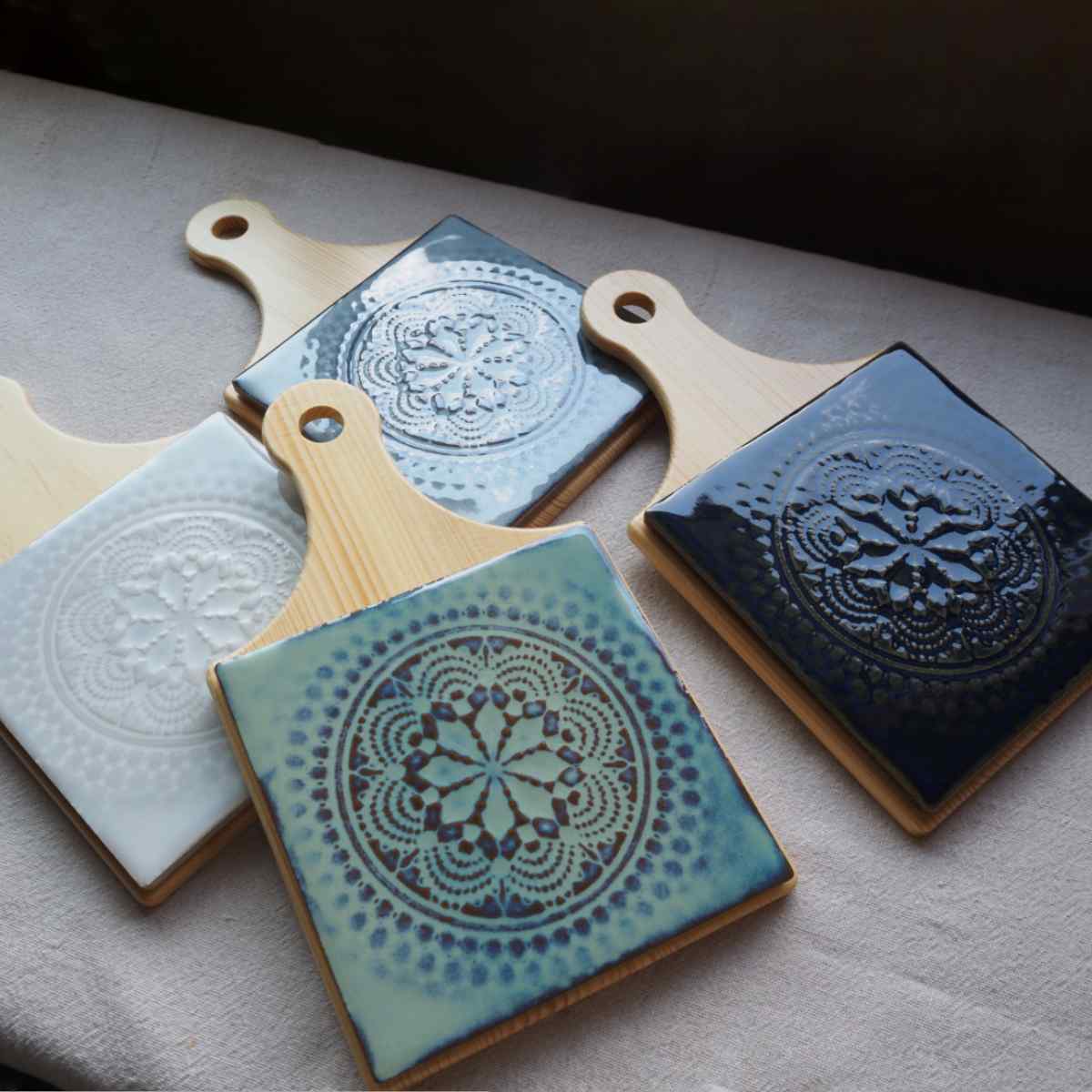 鍋敷き マンダラ 手付鍋敷き 曼荼羅 ( 鍋敷 磁器 美濃焼 タイル なべ敷き なべしき 鍋しき 日本製 取っ手 柄付き トリベット 鍋 スキレット 急須 ティーポット 置き トレイ トレー 卓上 おしゃれ ) 【パウダーブルー】