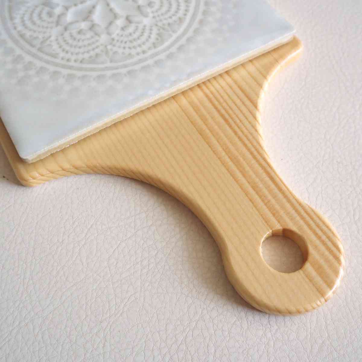 鍋敷き マンダラ 手付鍋敷き 曼荼羅 ( 鍋敷 磁器 美濃焼 タイル なべ敷き なべしき 鍋しき 日本製 取っ手 柄付き トリベット 鍋 スキレット 急須 ティーポット 置き トレイ トレー 卓上 おしゃれ ) 【ホワイト】 ホワイト