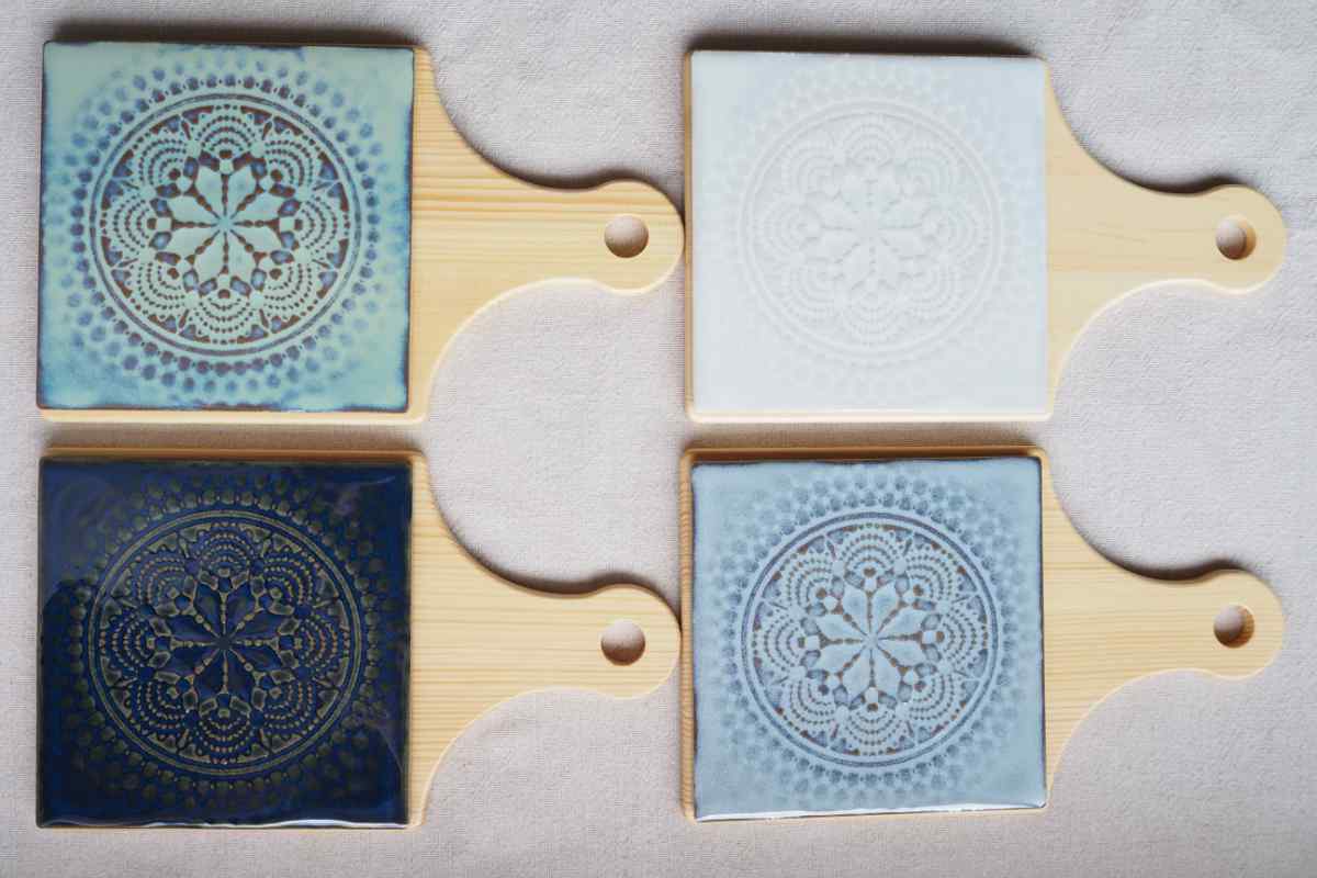 鍋敷き マンダラ 手付鍋敷き 曼荼羅 ( 鍋敷 磁器 美濃焼 タイル なべ敷き なべしき 鍋しき 日本製 取っ手 柄付き トリベット 鍋 スキレット 急須 ティーポット 置き トレイ トレー 卓上 おしゃれ ) 【ホワイト】 ホワイト