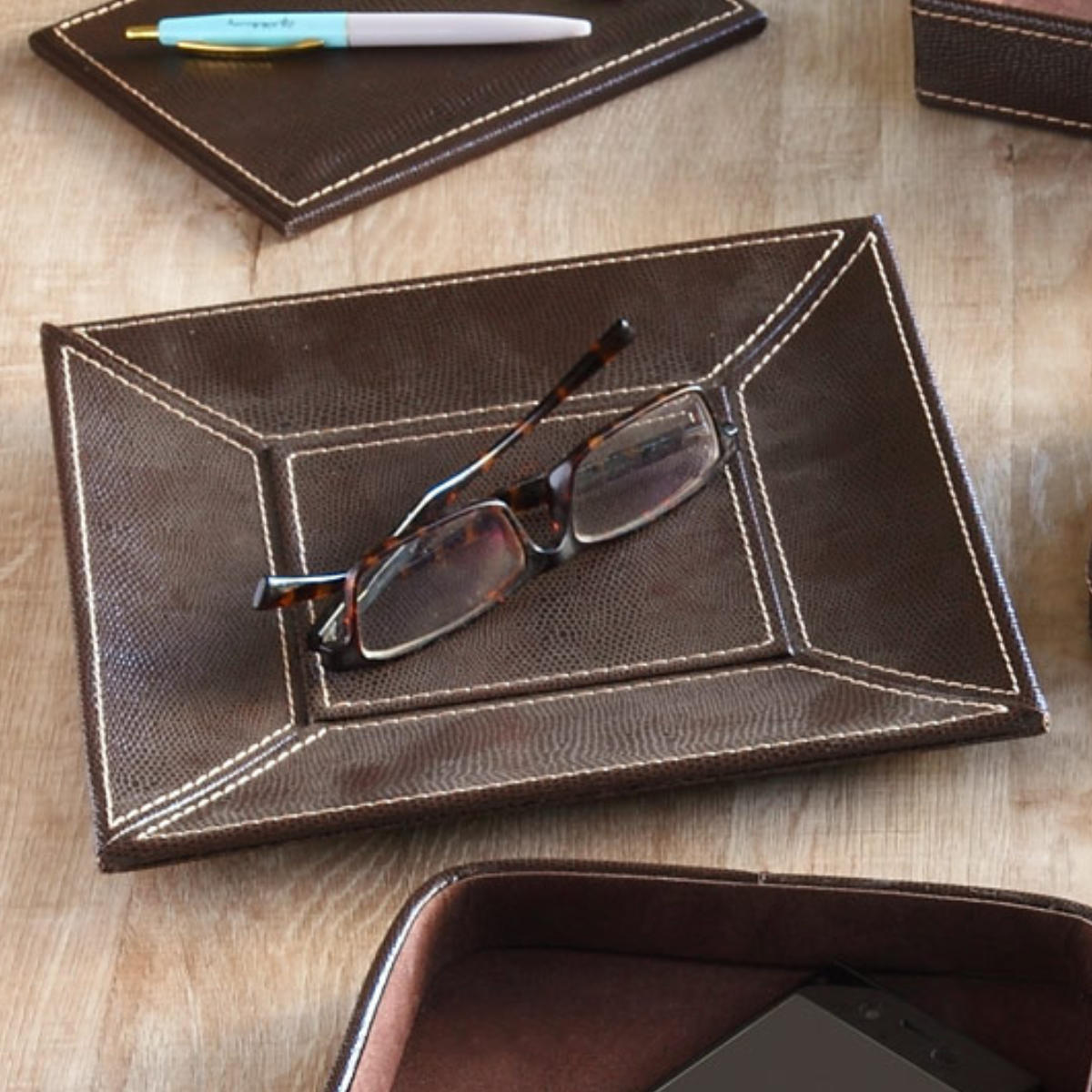 小物トレー 正方形 トレー レザー風 キャッシュトレー 幅24×奥行24×高さ2cm （ 小物入れ トレイ 卓上トレー アクセサリートレイ ペン めがね メガネ置き 腕時計 ペン置き メガネ 雑貨 インテリア おしゃれ ）