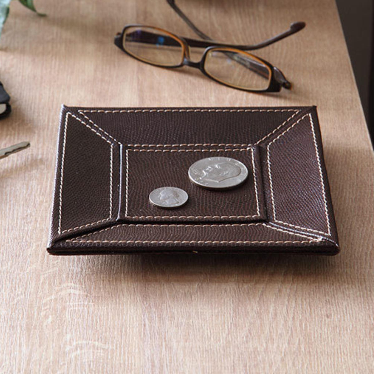 小物トレー 正方形 トレー レザー風 キャッシュトレー 幅17×奥行17×高さ1.5cm （ 小物入れ トレイ 卓上トレー アクセサリートレイ ペン めがね メガネ置き 腕時計 ペン置き メガネ 雑貨 インテリア おしゃれ ）