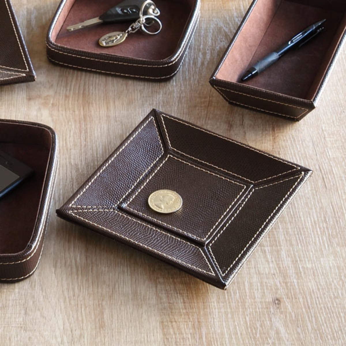 小物トレー 正方形 トレー レザー風 キャッシュトレー 幅17×奥行17×高さ1.5cm ( 小物入れ トレイ 卓上トレー アクセサリートレイ ペン めがね メガネ置き 腕時計 ペン置き メガネ 雑貨 インテリア おしゃれ )