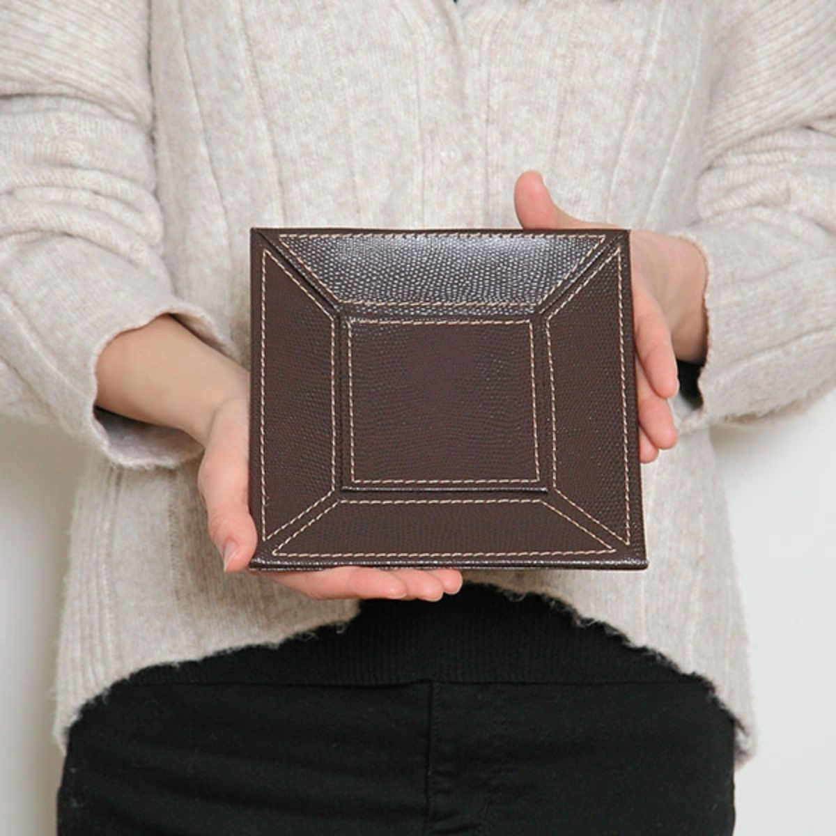 小物トレー 正方形 トレー レザー風 キャッシュトレー 幅17×奥行17×高さ1.5cm ( 小物入れ トレイ 卓上トレー アクセサリートレイ ペン めがね メガネ置き 腕時計 ペン置き メガネ 雑貨 インテリア おしゃれ )