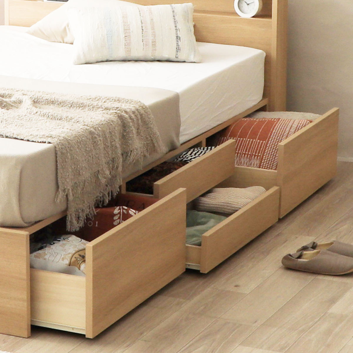 収納付き ベッド シングル 引出し4杯 2口コンセント 日本製 Apel ( ベッドフレーム コンセント付 引出し 4杯 棚付 寝具 ベット ナチュラル ホワイト ) 【ホワイト】 ホワイト