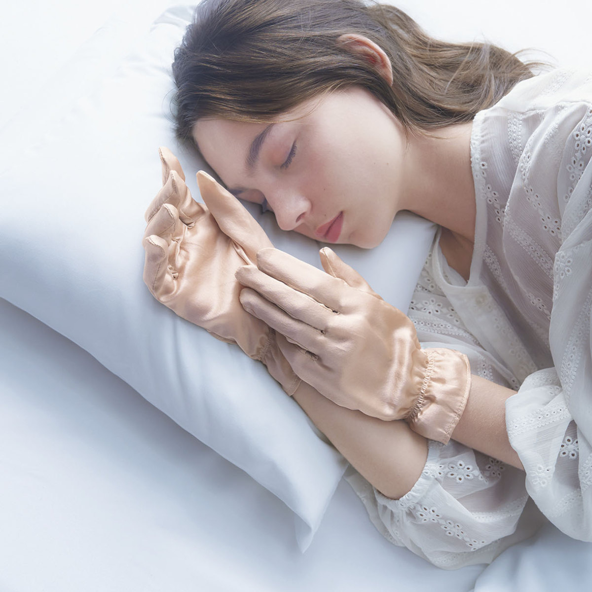 ナイトグローブ シルク100％ スマホ対応 シルクシャイニー （ ハンドケア 就寝用 睡眠用 手袋 着け心地 ゆったり ネイルケア 冷え 乾燥
