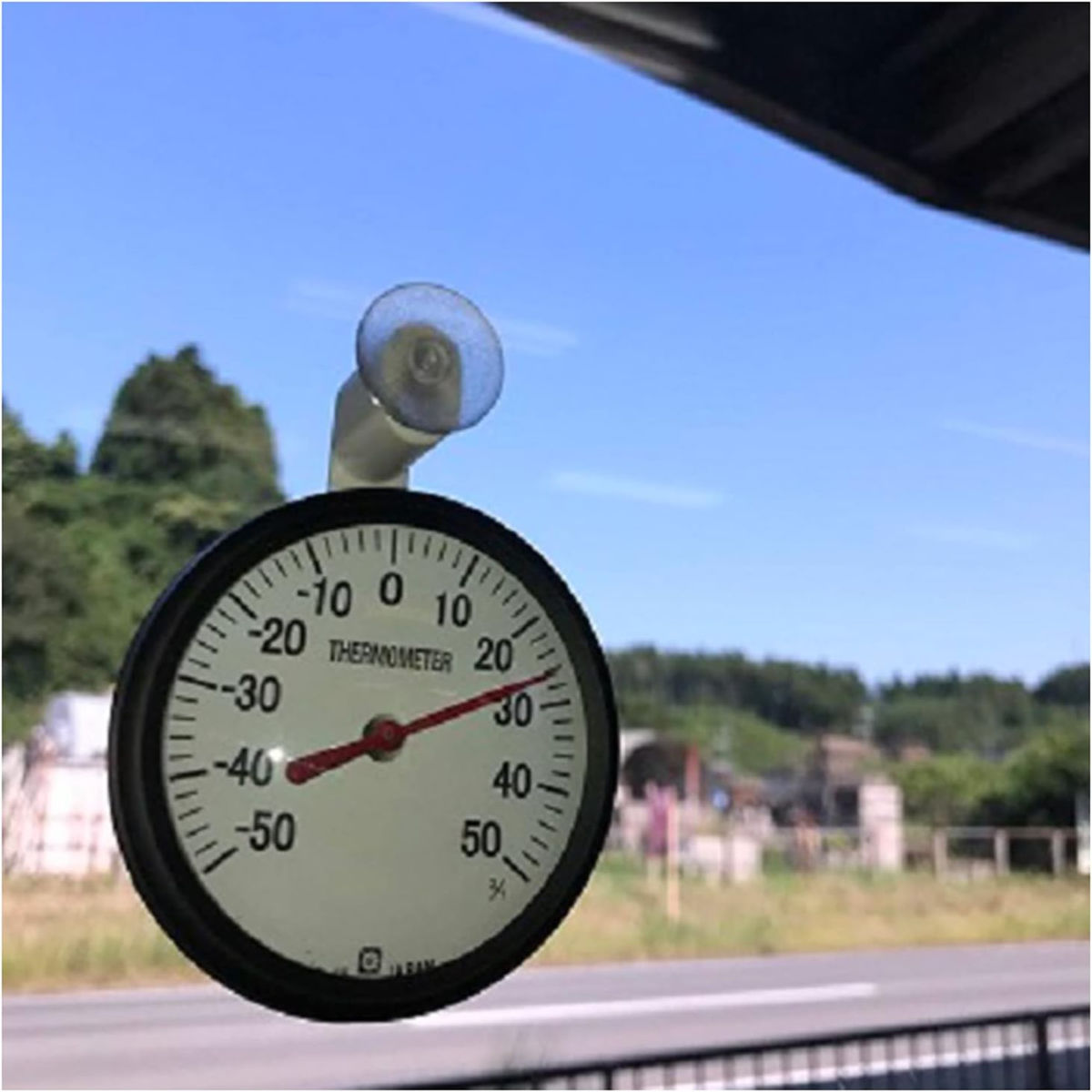 窓用温度計 直径6.7cm 日本製 （ 窓用 アナログ温度計 温度 測定器 吸盤 壁掛け フック穴付き コンパクト 熱中症 ヒートショック 対策 高齢者 赤ちゃん ペット 車 窓 まど ）