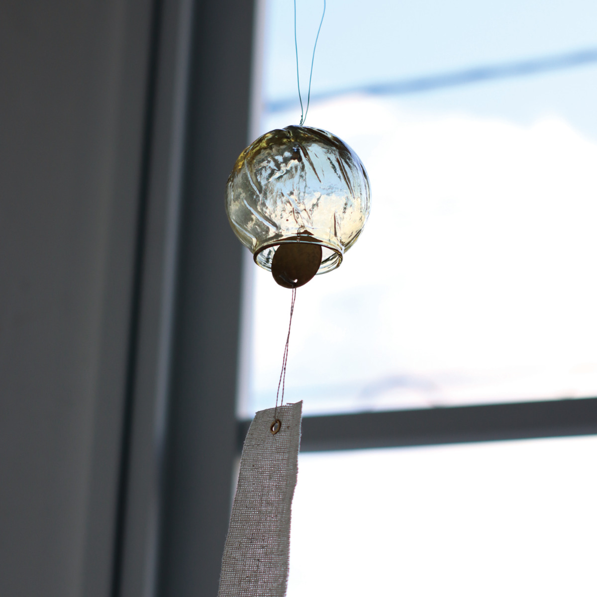 風鈴 インブルーム ウィンドチャイム ドーム型 ( in bloom ガラス 手作り ガラス風鈴 オーナメント チャイム ドアチャイム 壁飾り 飾り ディスプレイ ドア 玄関 紐 鈴 おしゃれ 癒し インテリア 雑貨 真鍮 短冊 リサイクルガラス ) 【ブルーグレー】 ブルーグレー