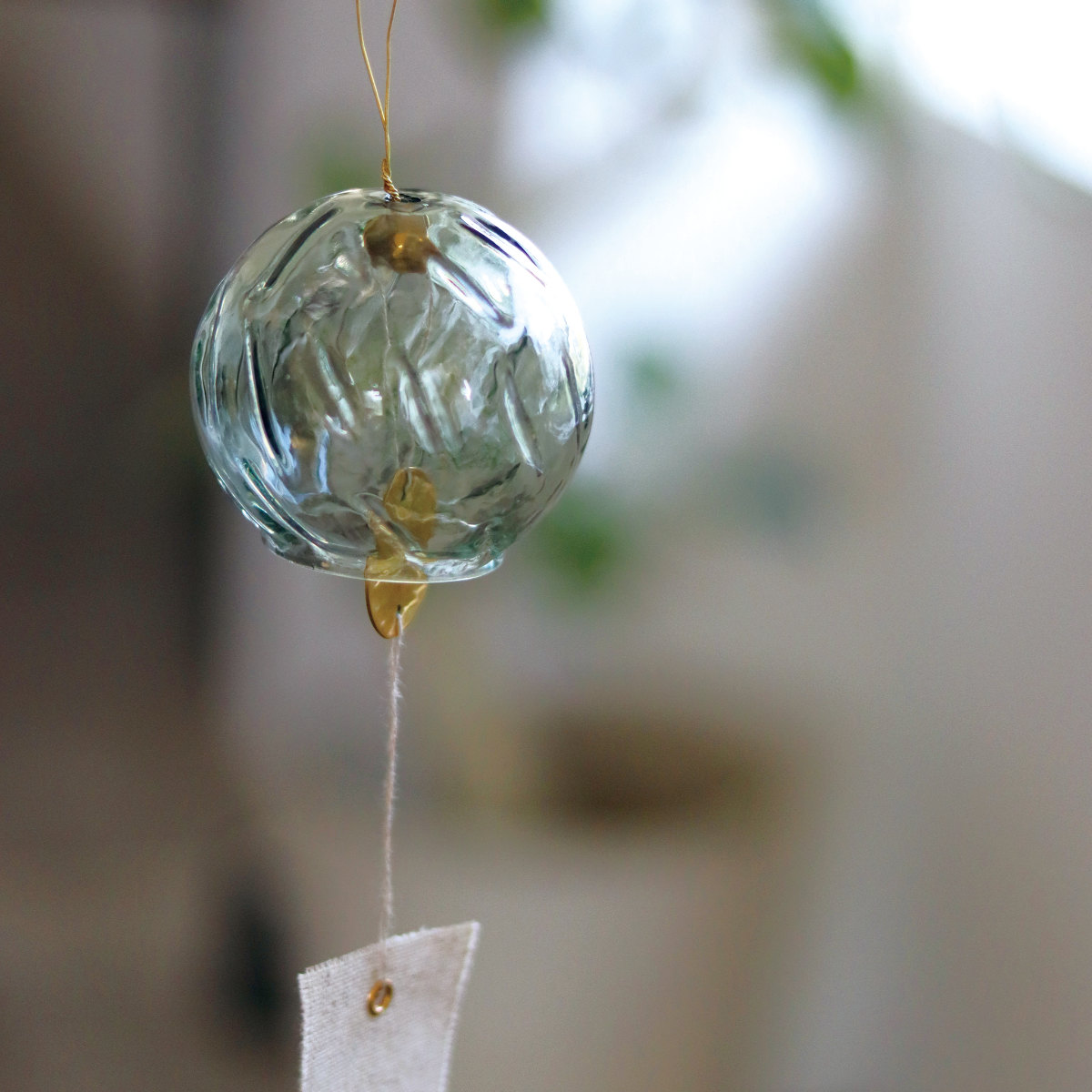 風鈴 インブルーム ウィンドチャイム ドーム型 ( in bloom ガラス 手作り ガラス風鈴 オーナメント チャイム ドアチャイム 壁飾り 飾り ディスプレイ ドア 玄関 紐 鈴 おしゃれ 癒し インテリア 雑貨 真鍮 短冊 リサイクルガラス ) 【ブルーグレー】 ブルーグレー