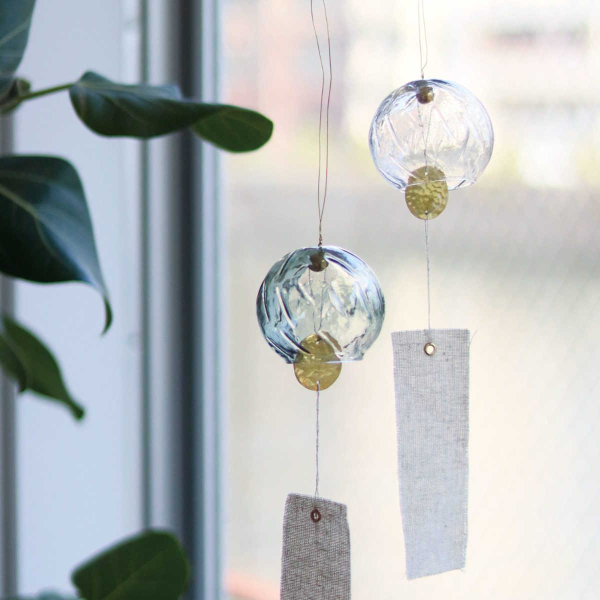 風鈴 インブルーム ウィンドチャイム ドーム型 ( in bloom ガラス 手作り ガラス風鈴 オーナメント チャイム ドアチャイム 壁飾り 飾り ディスプレイ ドア 玄関 紐 鈴 おしゃれ 癒し インテリア 雑貨 真鍮 短冊 リサイクルガラス ) 【ブルーグレー】 ブルーグレー