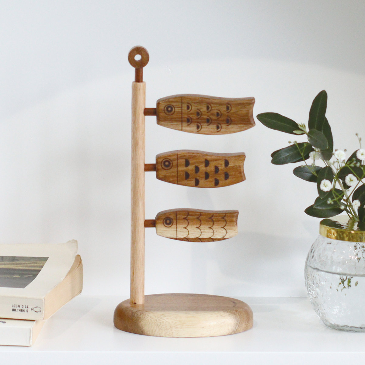 ナインマーケ スワーウッド こいのぼり （ 鯉のぼり 鯉登 室内用 マンション 卓上 ミニ 初節句 脇飾り 五月人形 端午の節句 飾り 置物 オブジェ こどもの日 コンパクト おしゃれ プレゼント 男の子 木目 玄関 こども 室内 ）