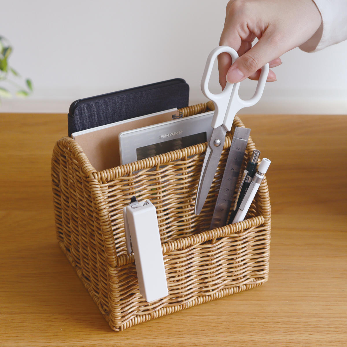 収納ボックス ユティルナイール リモコンラック 小物入れ 洗える ( かご 収納 カゴ ラタン風 水洗い 収納かご 小物収納 リビング収納 幅16×奥行16×高さ16cm 天然素材風 リモコン収納 デスク整理 丸洗い リモコン立て )