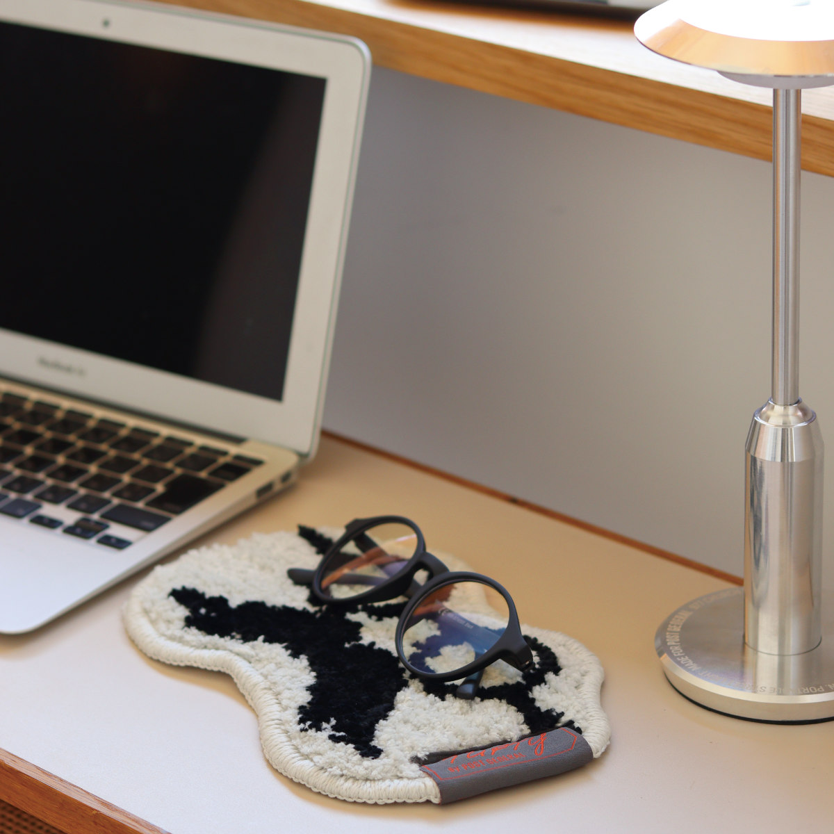 マット 小物置き タフティーグラシーズマット 室内 ( 敷き物 ミニマット タフティング 眼鏡置き スマホ置き 洗える 玄関周り インテリア 雑貨 幅23cm デスク ベッドサイド 時計 スマホ 鍵 置き コンパクト 小さめ ふわふわ ) 【グレー】 グレー