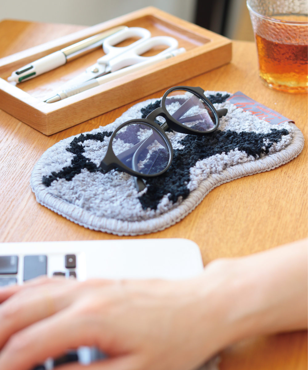 マット 小物置き タフティーグラシーズマット 室内 ( 敷き物 ミニマット タフティング 眼鏡置き スマホ置き 洗える 玄関周り インテリア 雑貨 幅23cm デスク ベッドサイド 時計 スマホ 鍵 置き コンパクト 小さめ ふわふわ ) 【グレー】 グレー