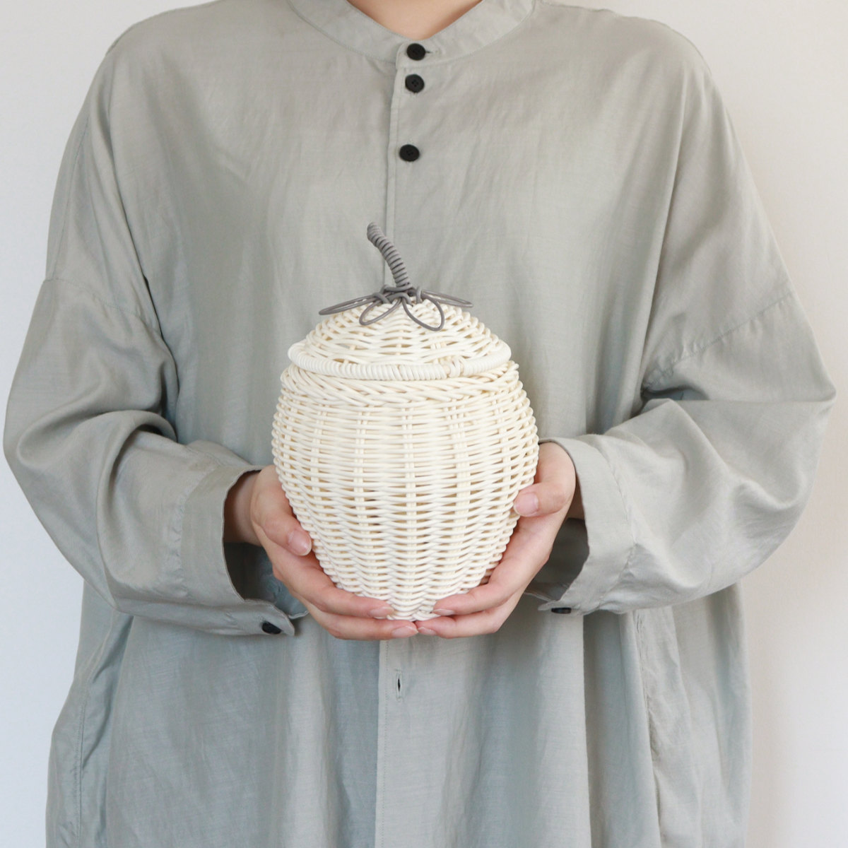 小物入れ バスケット 直径15.5cm フルーツシェイプバスケット ストロベリー 収納ケース 洗える ふた付き ( 収納 小物収納 小物 フルーツ モチーフ 形 型 いちご おしゃれ オシャレ シンプル 北欧 白 しろ ホワイト インテリア )