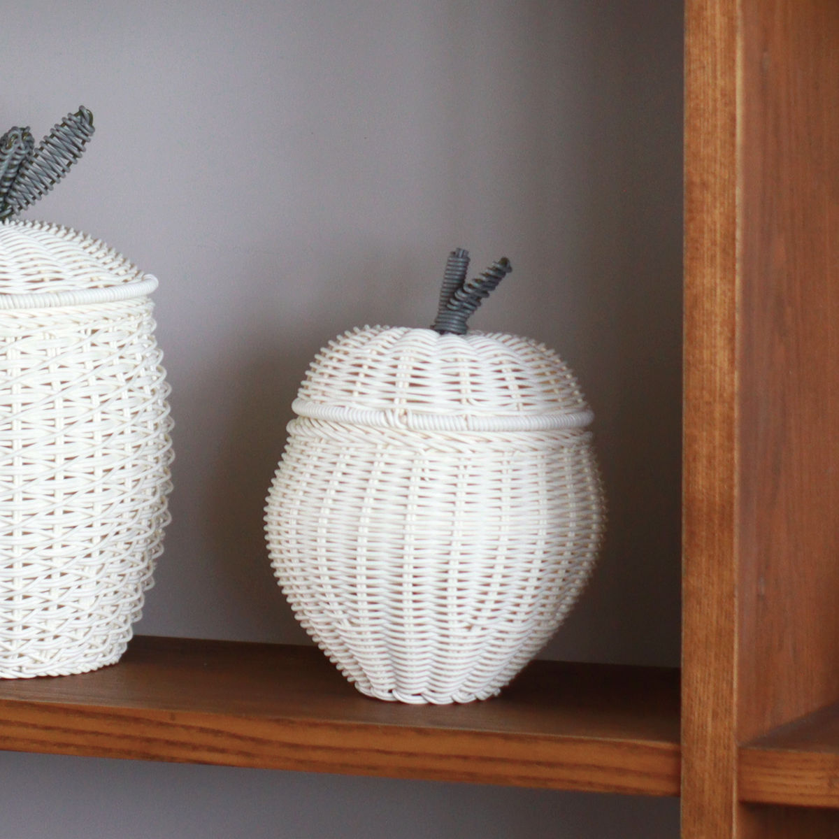 小物入れ バスケット 直径25.5cm フルーツシェイプバスケット アップル 収納ケース 洗える ふた付き ( 収納 小物収納 小物 フルーツ モチーフ 形 型 りんご おしゃれ オシャレ シンプル 北欧 白 しろ ホワイト インテリア )