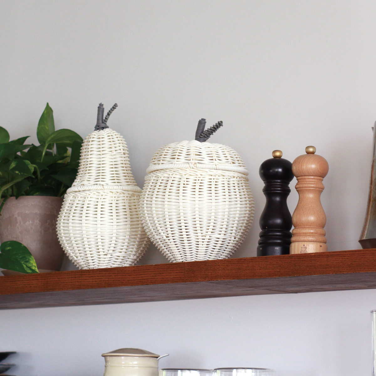 小物入れ バスケット 直径25.5cm フルーツシェイプバスケット アップル 収納ケース 洗える ふた付き ( 収納 小物収納 小物 フルーツ モチーフ 形 型 りんご おしゃれ オシャレ シンプル 北欧 白 しろ ホワイト インテリア )