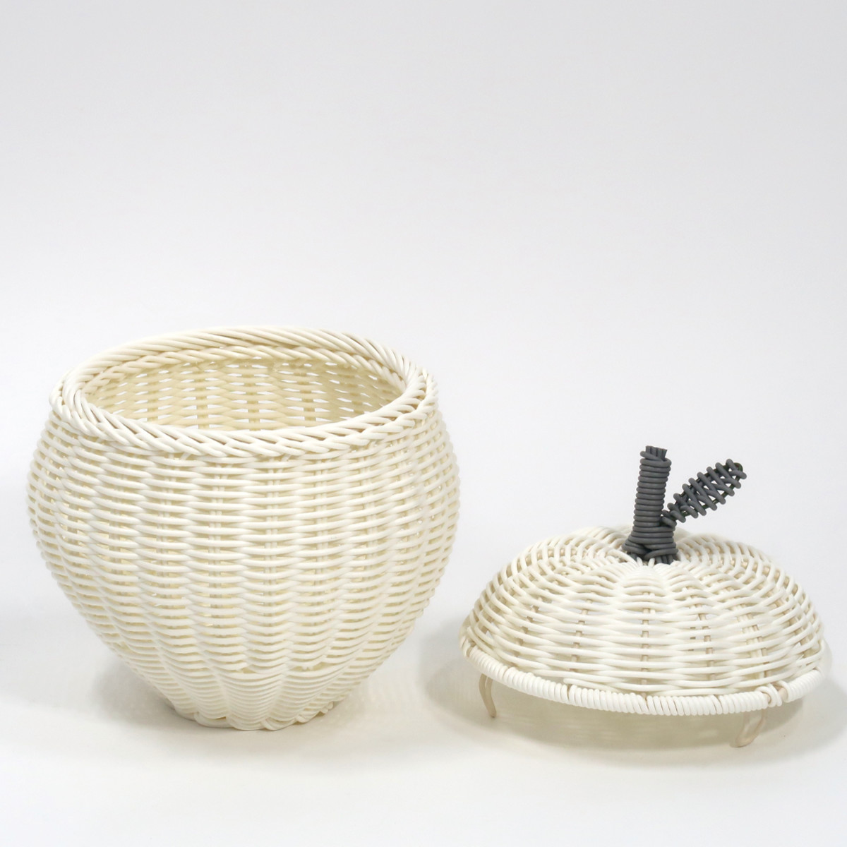 小物入れ バスケット 直径25.5cm フルーツシェイプバスケット アップル 収納ケース 洗える ふた付き ( 収納 小物収納 小物 フルーツ モチーフ 形 型 りんご おしゃれ オシャレ シンプル 北欧 白 しろ ホワイト インテリア )