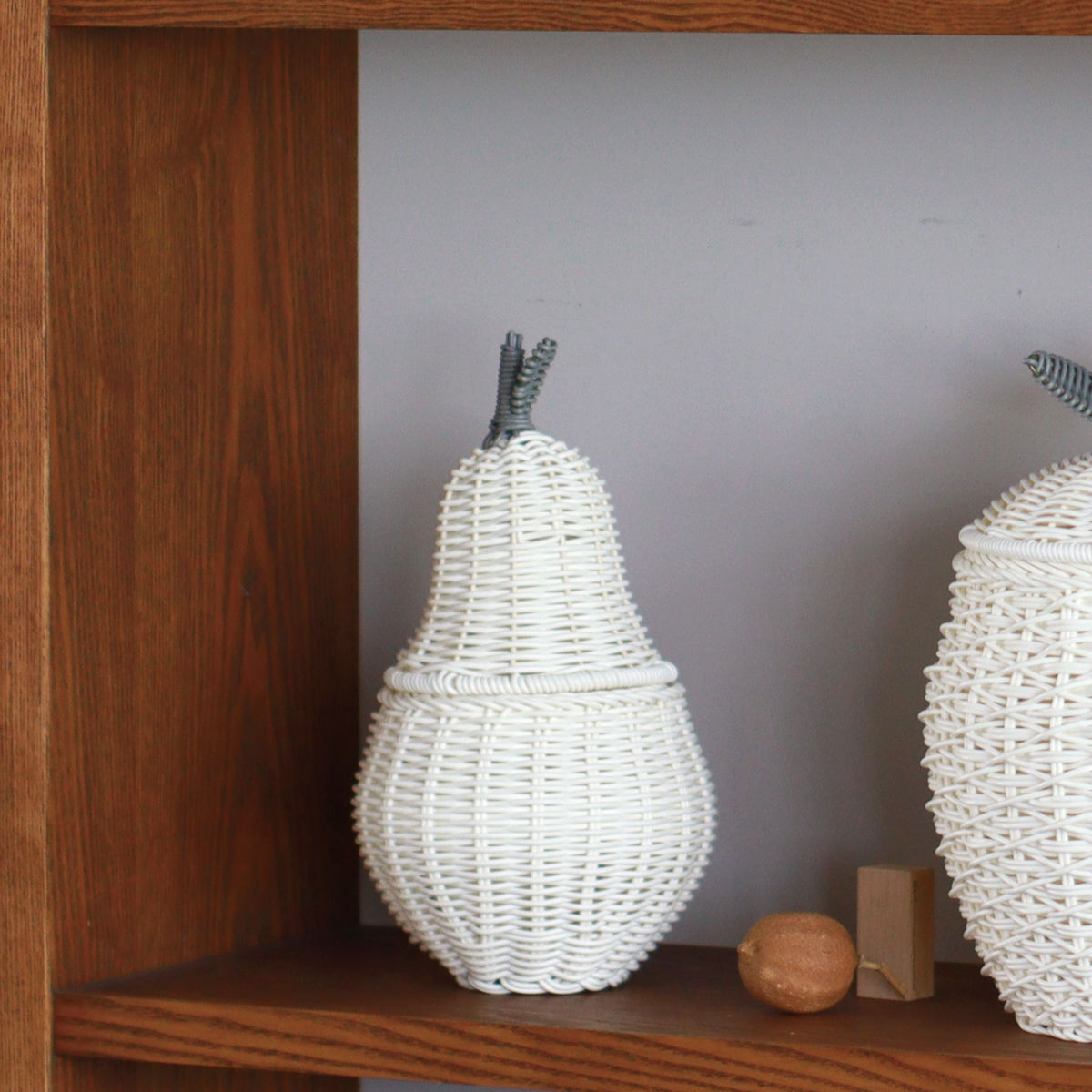 小物入れ バスケット 直径16.5cm フルーツシェイプバスケット ペアー 収納ケース 洗える ふた付き ( 収納 小物収納 小物 フルーツ モチーフ 形 型 洋ナシ おしゃれ オシャレ シンプル 北欧 白 しろ ホワイト インテリア )