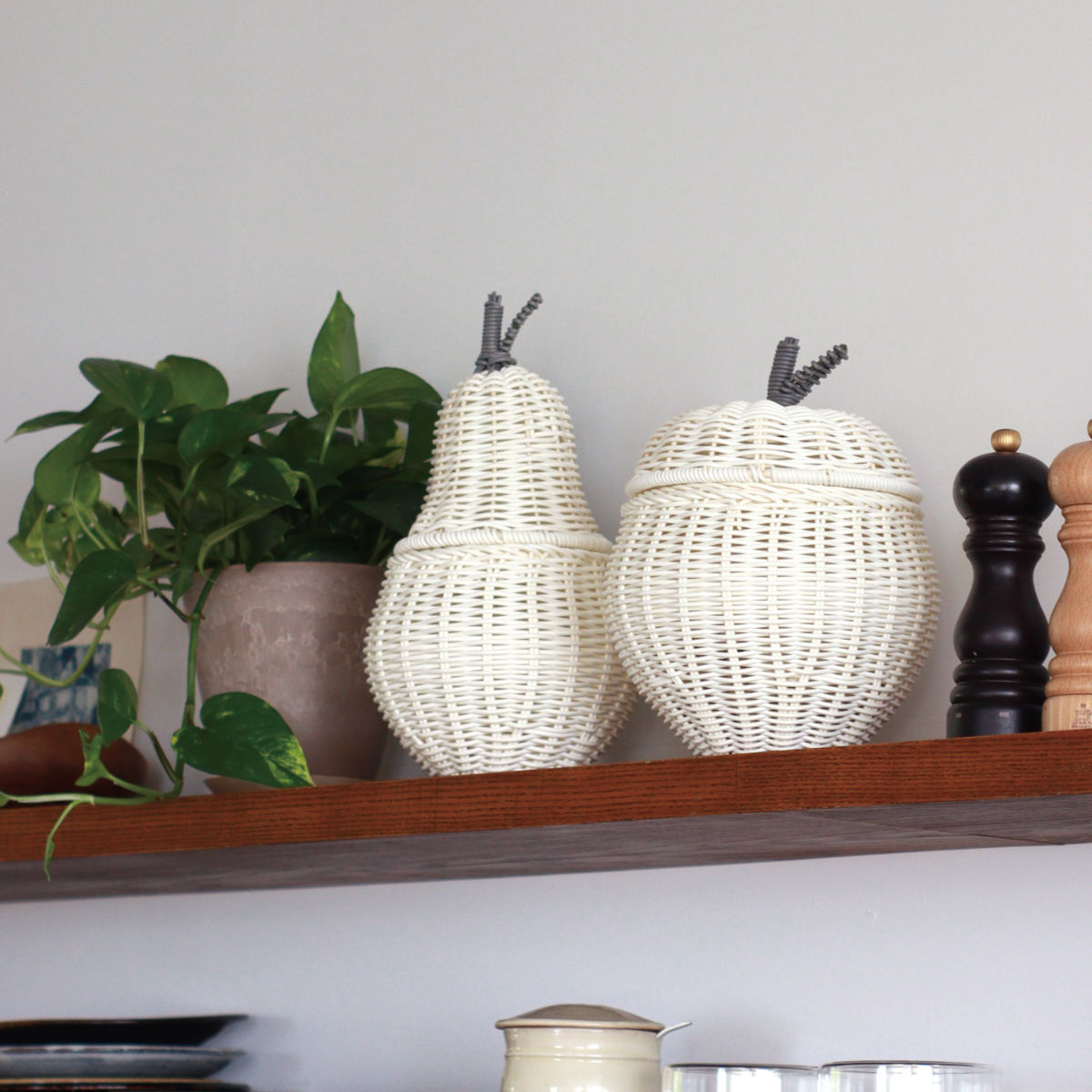 小物入れ バスケット 直径16.5cm フルーツシェイプバスケット ペアー 収納ケース 洗える ふた付き ( 収納 小物収納 小物 フルーツ モチーフ 形 型 洋ナシ おしゃれ オシャレ シンプル 北欧 白 しろ ホワイト インテリア )