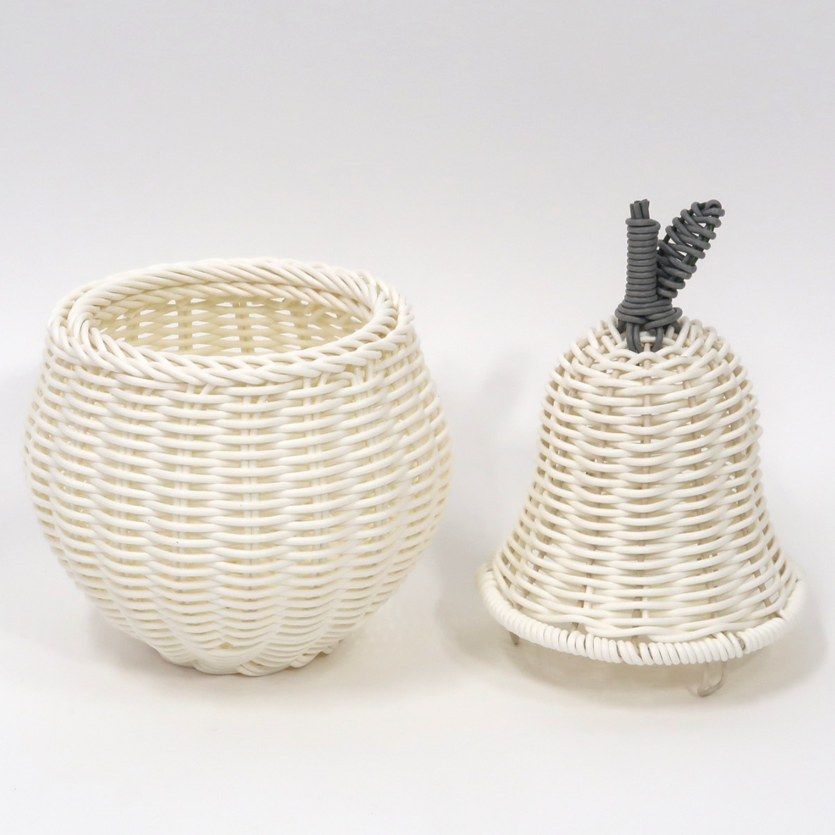 小物入れ バスケット 直径16.5cm フルーツシェイプバスケット ペアー 収納ケース 洗える ふた付き ( 収納 小物収納 小物 フルーツ モチーフ 形 型 洋ナシ おしゃれ オシャレ シンプル 北欧 白 しろ ホワイト インテリア )