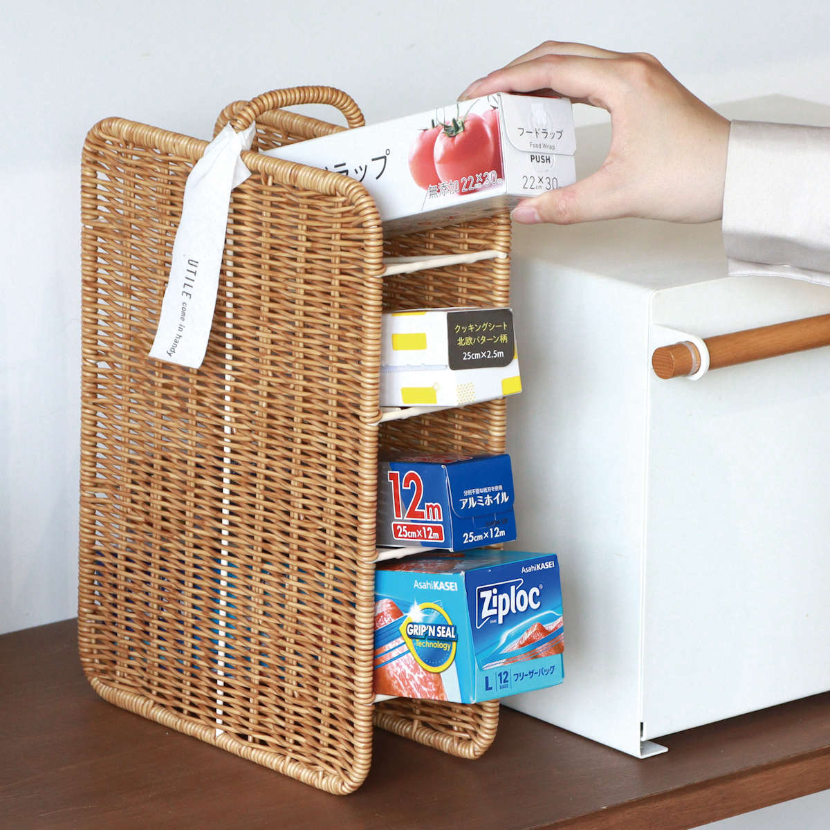 ラップホルダー ユティル ラップストッカー かご編み （ ラップスタンド ラップ収納 4段 縦型 タワー かご ラタン風 置き型 アルミホイル収納 ラップ アルミホイル オーブンシート クッキングシート すき間収納 北欧風 ナチュラル ）