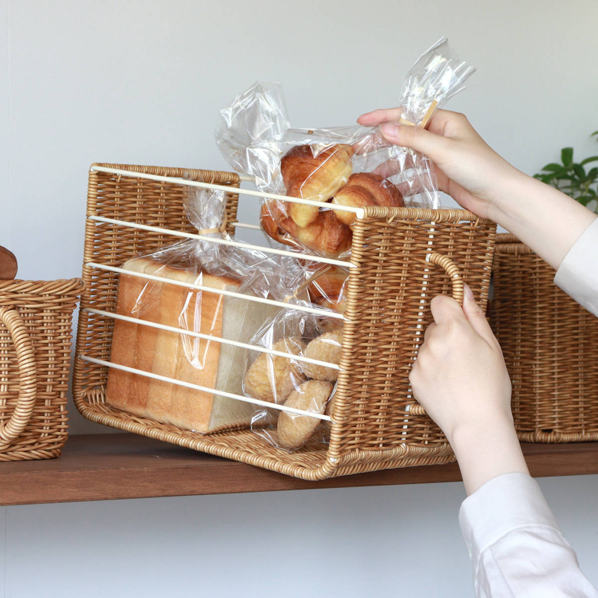 キッチンストッカー ユティル ハンドル付 ストッカー かご編み （ バスケット ハンドル付き 戸棚 吊戸棚 かご ラタン風 パンケース 調味料ラック キッチン 収納 カゴ 籠 籐かご風 小物収納 北欧 北欧風 ナチュラル ）