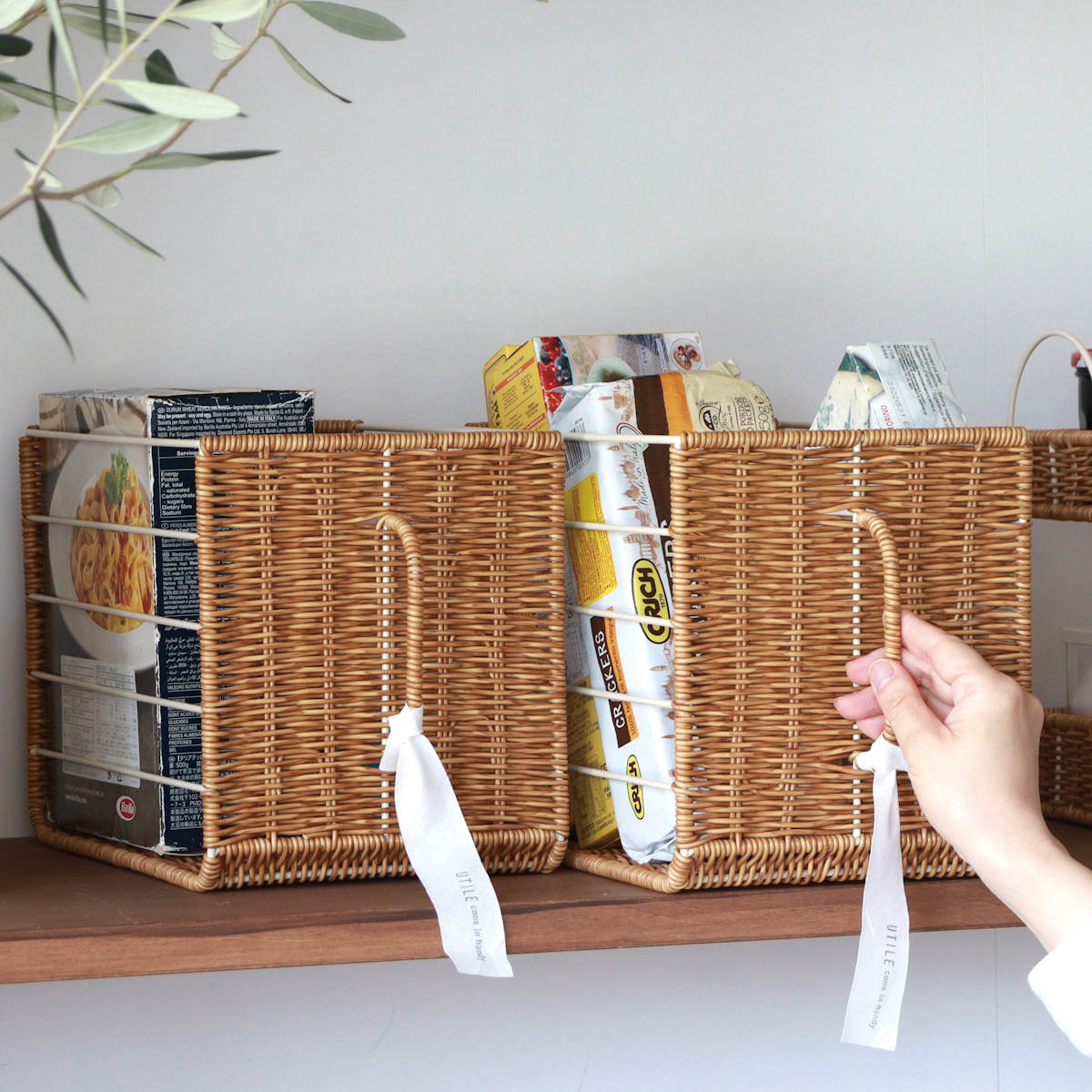 キッチンストッカー ユティル ハンドル付 ストッカー かご編み ( バスケット ハンドル付き 戸棚 吊戸棚 かご ラタン風 パンケース 調味料ラック キッチン 収納 カゴ 籠 籐かご風 小物収納 北欧 北欧風 ナチュラル )