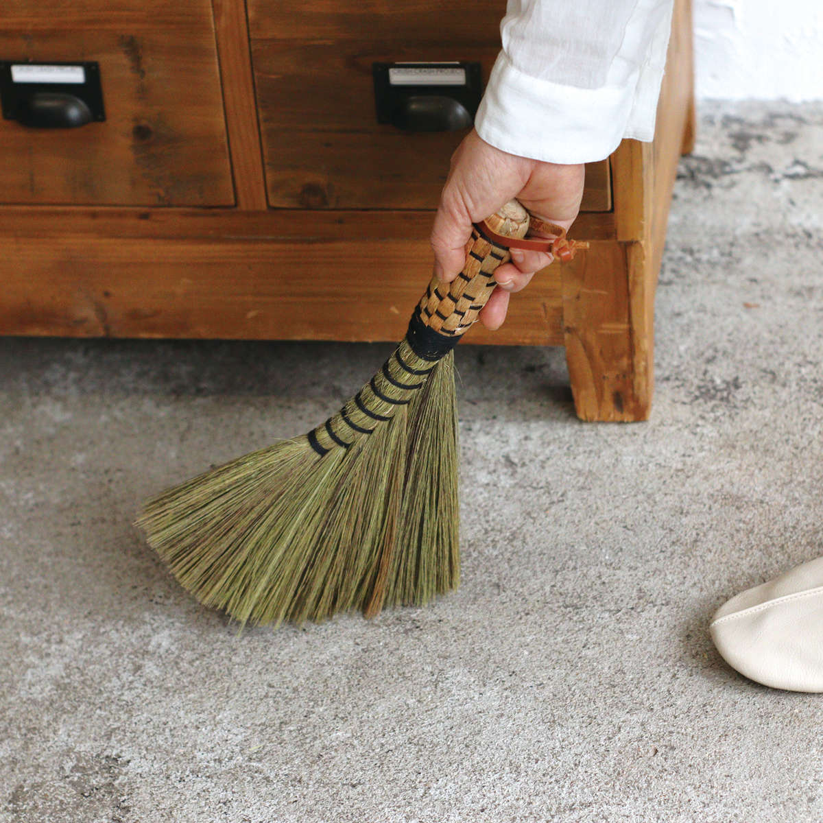 ほうき タイガーグラス ハンディサイズ Sサイズ （ 手箒 小さい 箒 ホウキ 天然素材 玄関 下駄箱 サッシ おしゃれ 玄関掃除 掃除用品 掃除グッズ 掃き掃除 ）