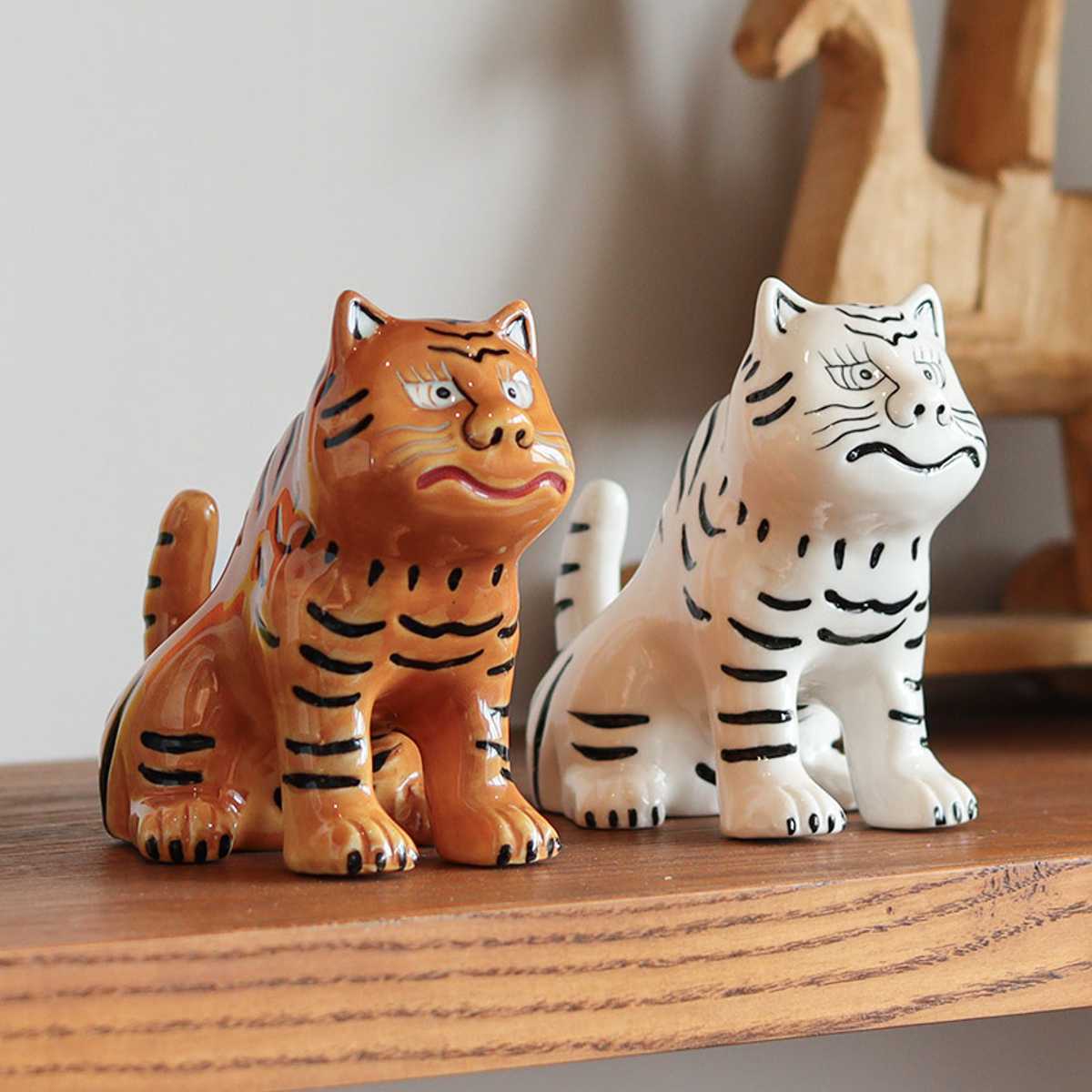 オブジェ PG チベタン タイガーオブジェ ( 置き物 インテリア 飾り タイガー アニマル 動物 トラ 虎 とら かわいい おしゃれ 飾る 玄関 トイレ リビング ニッチ 厄除け 金運 成長祈願 ) 【ホワイト】