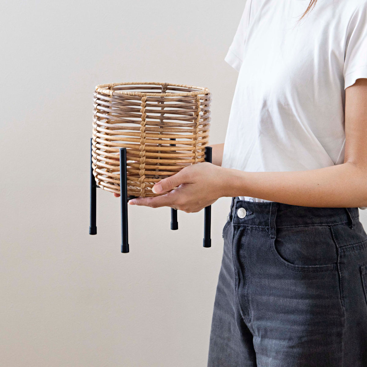 鉢カバー トーク ラウタ フェイクPEPP スタンド付きバスケットラウンド S ( プランターカバー ポットカバー かご カゴ バスケット 収納カゴ 手編み 観葉植物 鉢植え 花 室内 おしゃれ 水洗い 植木鉢カバー 脚付き 5号鉢 丸型 )