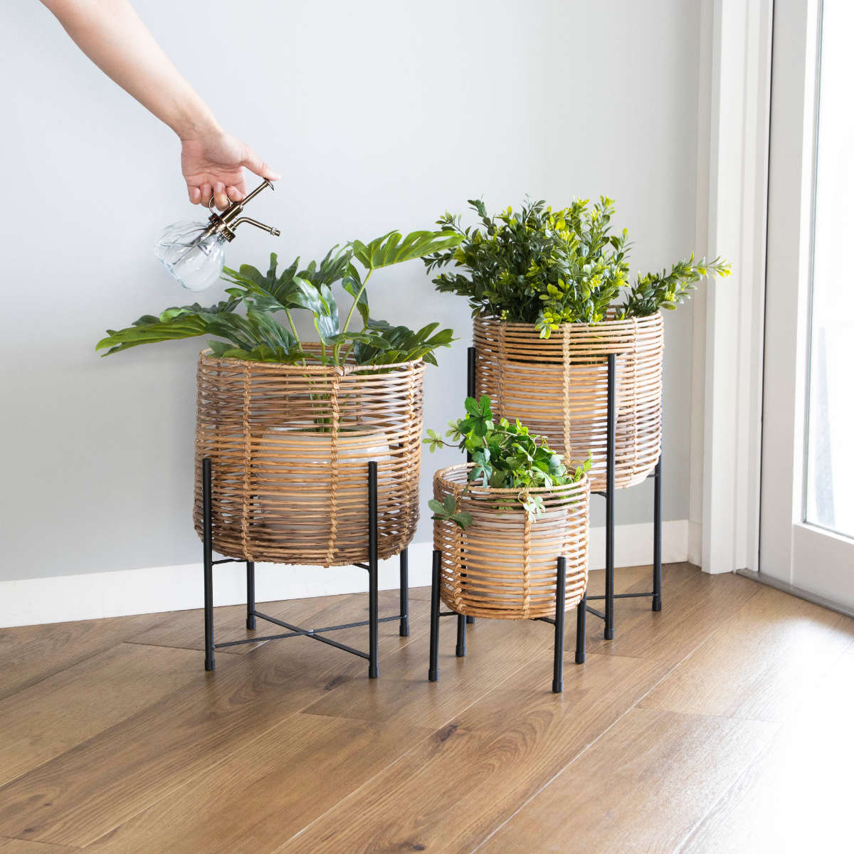 鉢カバー トーク ラウタ フェイクPEPP スタンド付きバスケットラウンド S ( プランターカバー ポットカバー かご カゴ バスケット 収納カゴ 手編み 観葉植物 鉢植え 花 室内 おしゃれ 水洗い 植木鉢カバー 脚付き 5号鉢 丸型 )