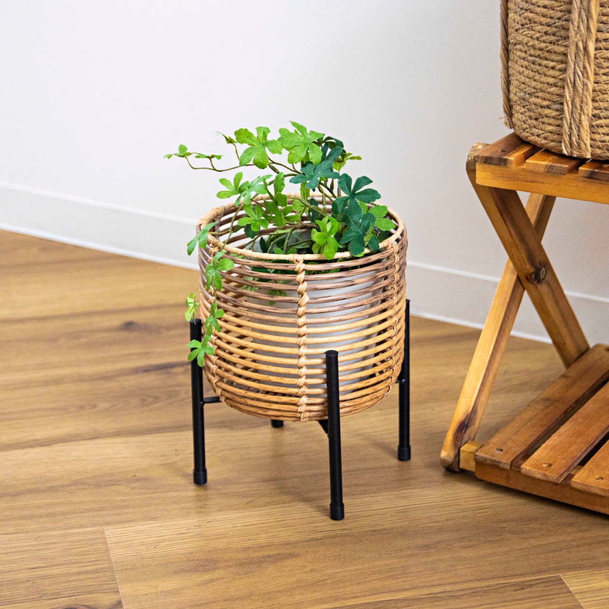 鉢カバー トーク ラウタ フェイクPEPP スタンド付きバスケットラウンド S ( プランターカバー ポットカバー かご カゴ バスケット 収納カゴ 手編み 観葉植物 鉢植え 花 室内 おしゃれ 水洗い 植木鉢カバー 脚付き 5号鉢 丸型 )