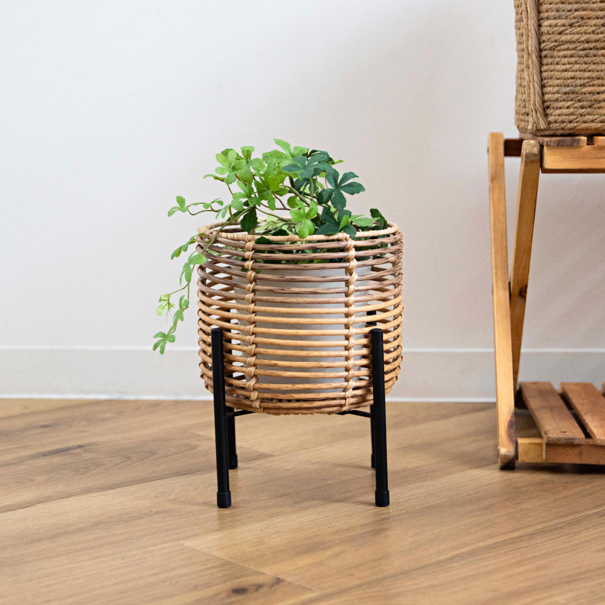 鉢カバー トーク ラウタ フェイクPEPP スタンド付きバスケットラウンド S ( プランターカバー ポットカバー かご カゴ バスケット 収納カゴ 手編み 観葉植物 鉢植え 花 室内 おしゃれ 水洗い 植木鉢カバー 脚付き 5号鉢 丸型 )