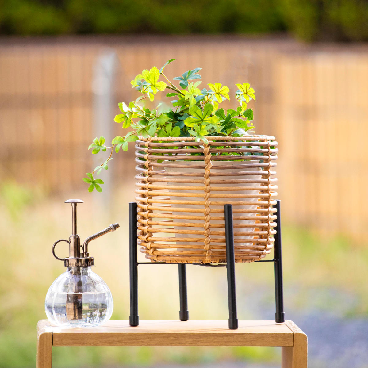 鉢カバー トーク ラウタ フェイクPEPP スタンド付きバスケットラウンド S ( プランターカバー ポットカバー かご カゴ バスケット 収納カゴ 手編み 観葉植物 鉢植え 花 室内 おしゃれ 水洗い 植木鉢カバー 脚付き 5号鉢 丸型 )