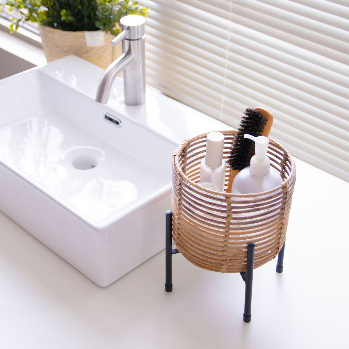 鉢カバー トーク ラウタ フェイクPEPP スタンド付きバスケットラウンド S ( プランターカバー ポットカバー かご カゴ バスケット 収納カゴ 手編み 観葉植物 鉢植え 花 室内 おしゃれ 水洗い 植木鉢カバー 脚付き 5号鉢 丸型 )