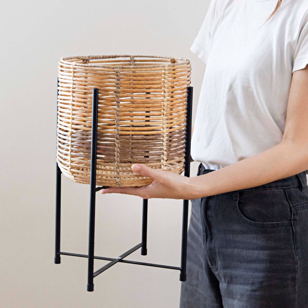 鉢カバー トーク ラウタ フェイクPEPE スタンド付きバスケットラウンドトール M ( プランターカバー ポットカバー かご カゴ バスケット 収納カゴ 手編み 観葉植物 鉢植え 花 室内 おしゃれ 水洗い 植木鉢カバー 脚付き 7号鉢 丸型 )