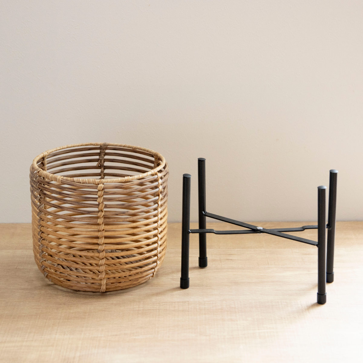 鉢カバー トーク ラウタ フェイクPEPE スタンド付きバスケットラウンドトール M ( プランターカバー ポットカバー かご カゴ バスケット 収納カゴ 手編み 観葉植物 鉢植え 花 室内 おしゃれ 水洗い 植木鉢カバー 脚付き 7号鉢 丸型 )