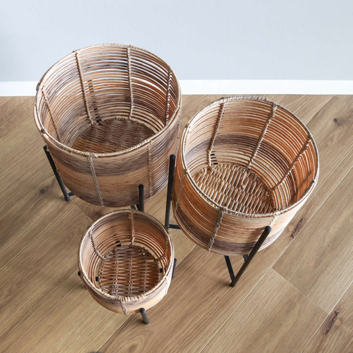 鉢カバー トーク ラウタ フェイクPEPE スタンド付きバスケットラウンドトール M ( プランターカバー ポットカバー かご カゴ バスケット 収納カゴ 手編み 観葉植物 鉢植え 花 室内 おしゃれ 水洗い 植木鉢カバー 脚付き 7号鉢 丸型 )