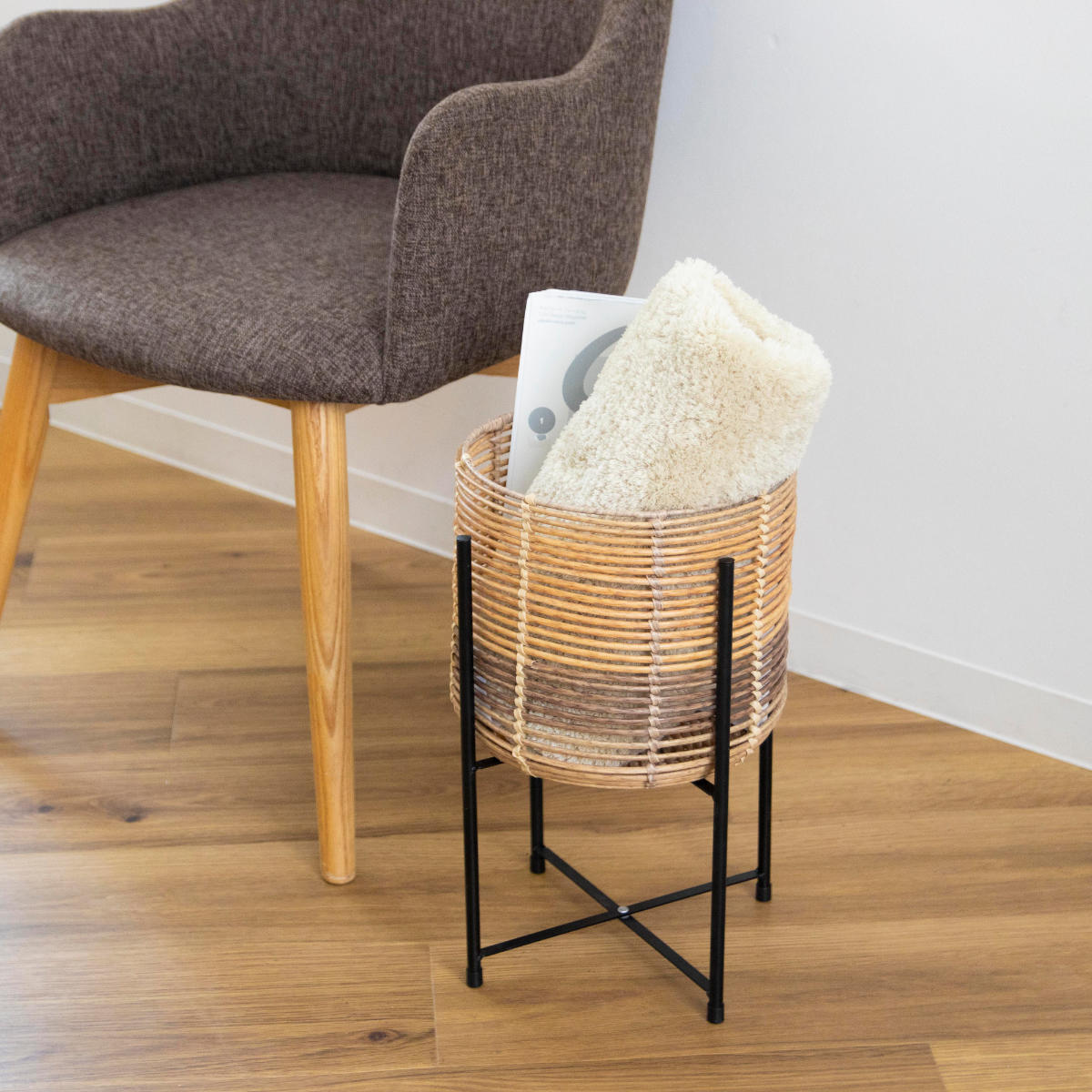 鉢カバー トーク ラウタ フェイクPEPE スタンド付きバスケットラウンドトール M ( プランターカバー ポットカバー かご カゴ バスケット 収納カゴ 手編み 観葉植物 鉢植え 花 室内 おしゃれ 水洗い 植木鉢カバー 脚付き 7号鉢 丸型 )
