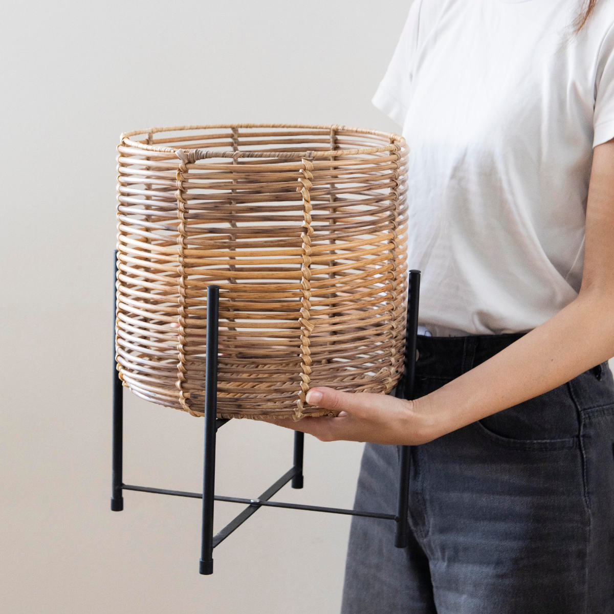 鉢カバー トーク ラウタ フェイクPEPP スタンド付きバスケットラウンド L ( プランターカバー ポットカバー かご カゴ バスケット 収納カゴ 手編み 観葉植物 鉢植え 花 室内 おしゃれ 水洗い 植木鉢カバー 脚付き 8号鉢 丸型 )