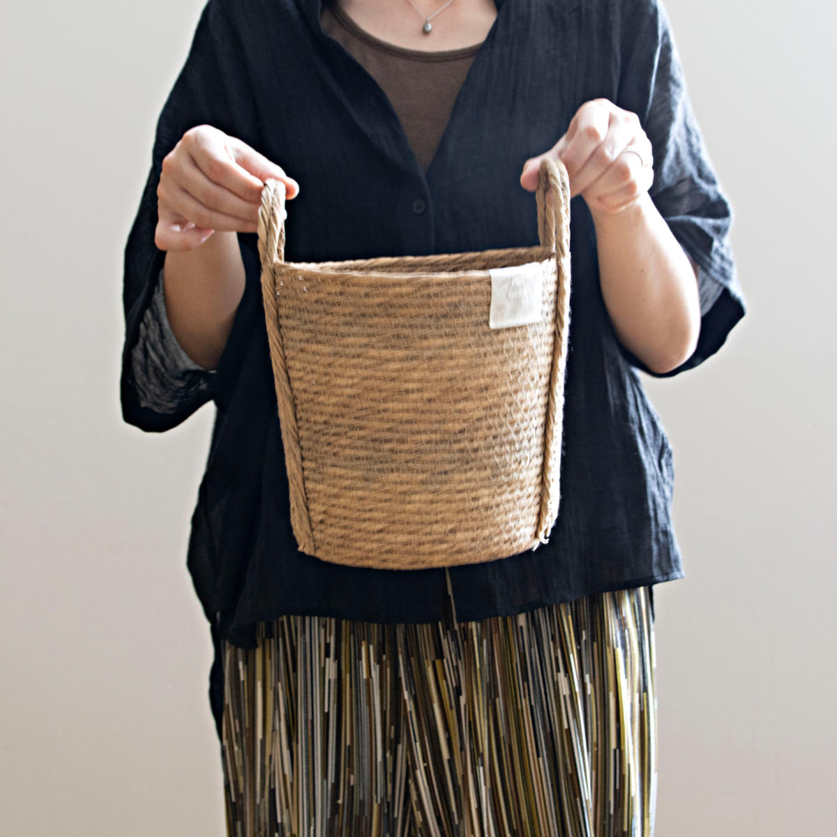 鉢カバーモネ フェイクPE バスケットラウンド M ( プランターカバー ポットカバー かご カゴ バスケット 収納カゴ 小物収納 手編み 観葉植物 鉢植え 花 室内 小物入れ 鉢ポット 水洗い 植木鉢カバー 5号鉢 6号鉢 丸型 ) 【ナチュラル】 ナチュラル