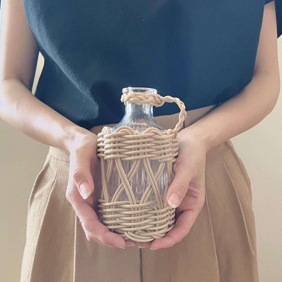 花瓶 ヴァス フェイクPE 柳フラワーベース ボトル型 ( 花ビン 花びん 花器 ベース フラワーベース フラワー 花 飾る 花入れ ガラス ガラス製 クリア 透明 おしゃれ 洗える 天然素材風 持ち手付き 一輪挿し )